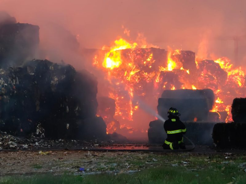 Voraz incendio consume recicladora de cartón en León