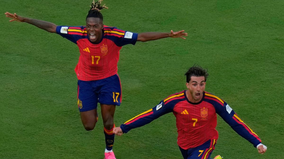 Williams y Torres celebran el gol de la victoria de España sobre Argentina. AP.