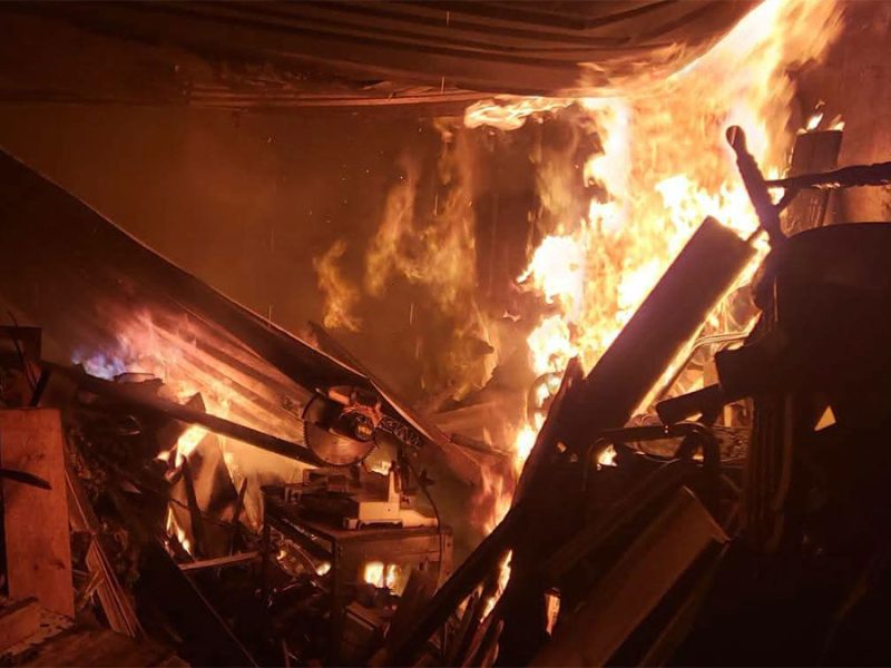Madrugada de fuego en Acámbaro: Cortocircuito provoca fuerte incendio en carpintería