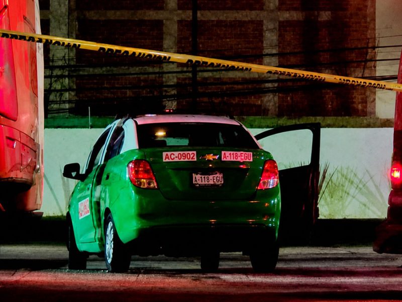 Atacan a balazos a taxista estacionado en gasolinera de Acámbaro; murió en el lugar