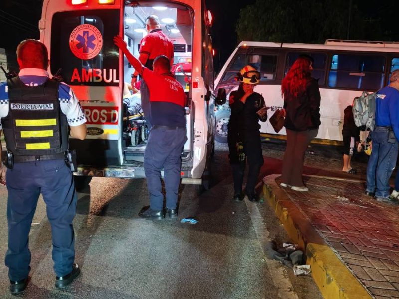 Pareja en moto choca contra camión en bulevar San Juan Bosco; reportan a mujer grave en León