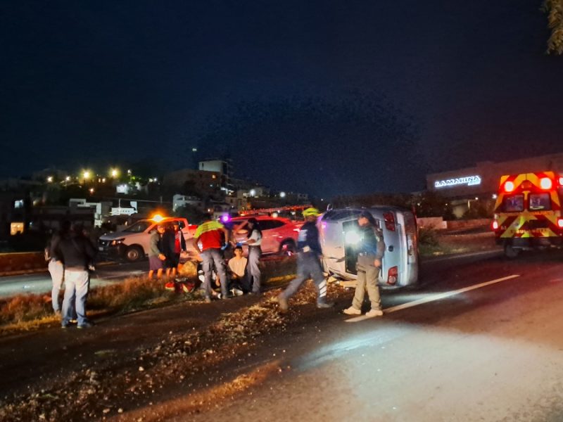 Accidente en bulevar Pozuelos: Choca su Jetta a gran velocidad y vuelca; resulta herido