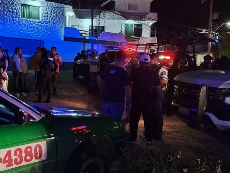 Le marcan a motociclista el alto, huye, lo embiste camioneta de Ejército y queda lesionado