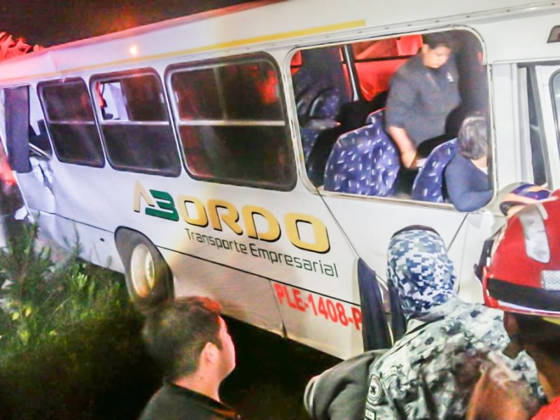 Accidente en libramiento norte Irapuato: Muere chofer y hay 10 pasajeros heridos
