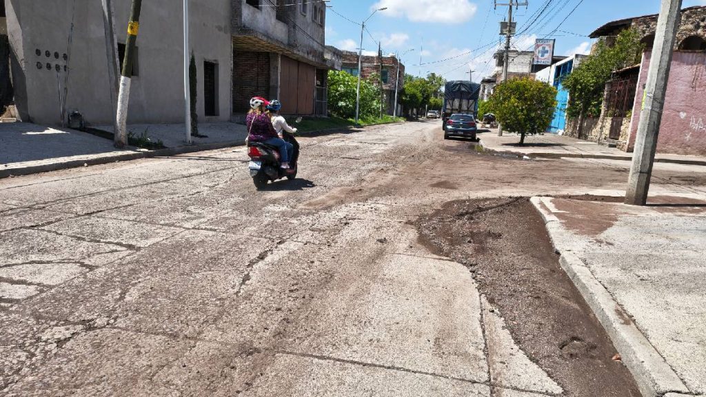 Alerta en Uriangato: Lodo y tierra en las calles provocan derrapes diarios de motos
