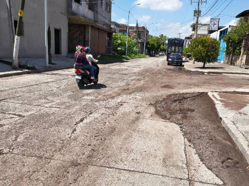 Alerta en Uriangato: Lodo y tierra en las calles provocan derrapes diarios de motos