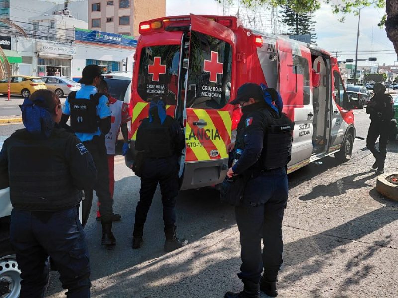 Apuñalan a taxista; herido en el tórax maneja hasta pedir ayuda