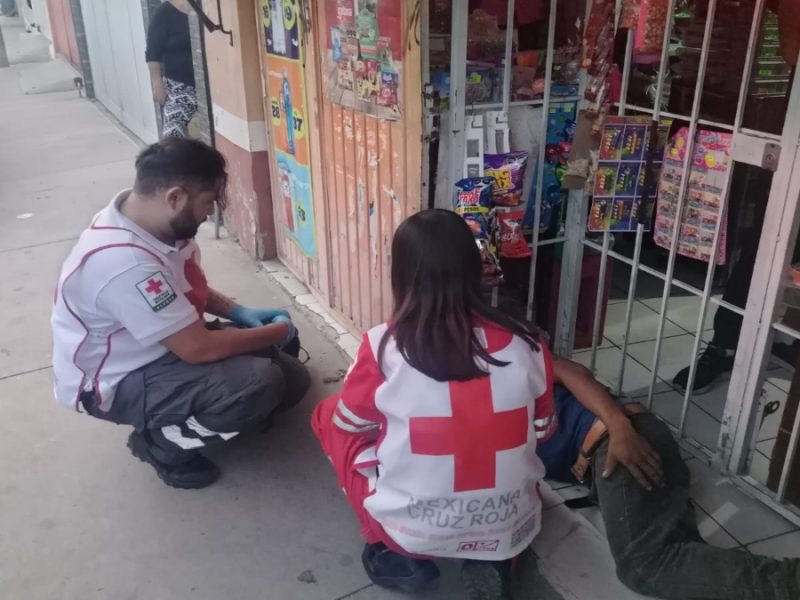 Sufre brutal asalto en la Emiliano Zapata y se refugia en tienda de Celaya; queda grave