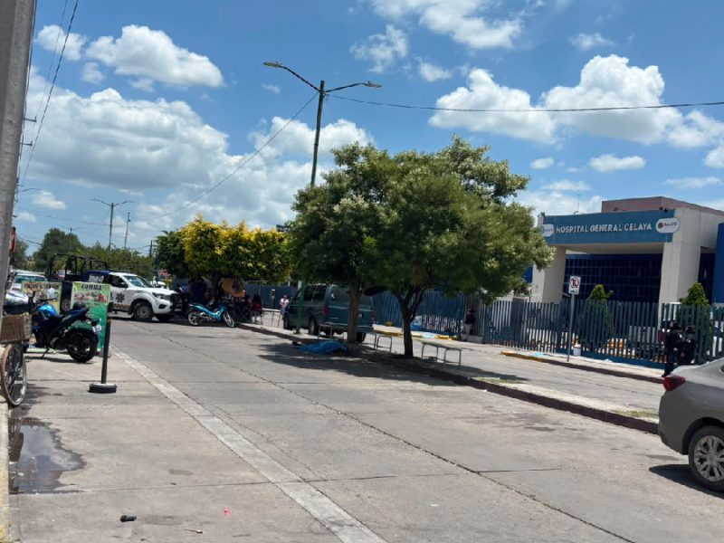 Le dolía el pecho, lo dan de alta y muere afuera del Hospital General de Celaya