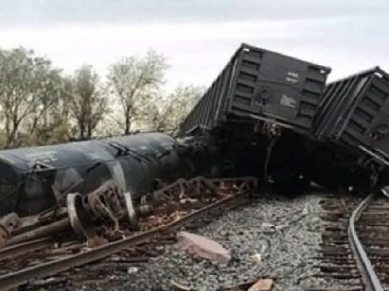 Derrama tren 59 mil litros de químico al descarrilar en Sonora