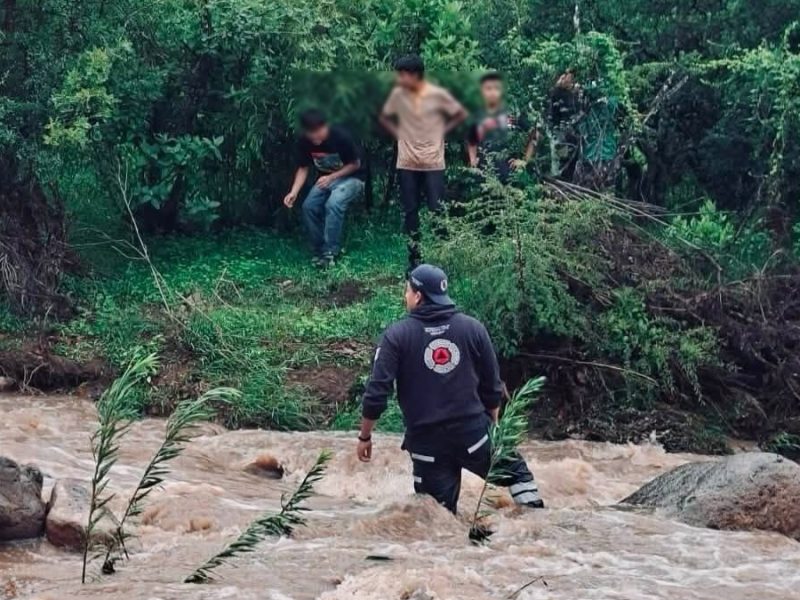 Tarde de senderismo acaba en pesadilla para familia al quedar atrapada por lluvia en Moroleón