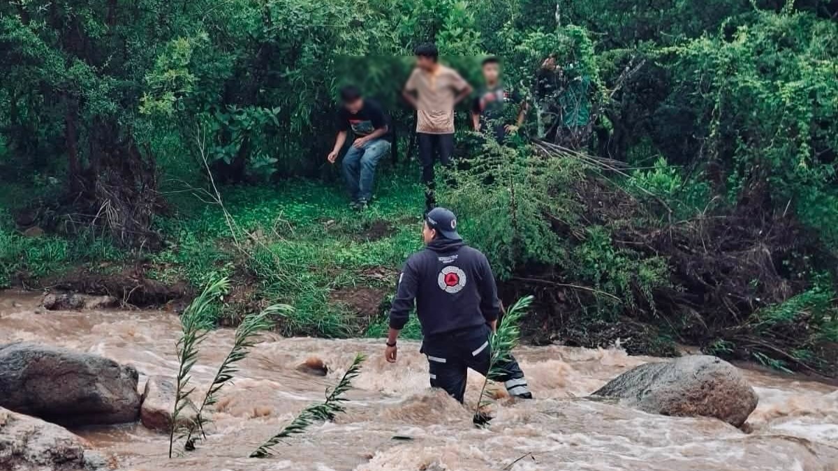 familia rescatada cascadas lluvias Moroleón