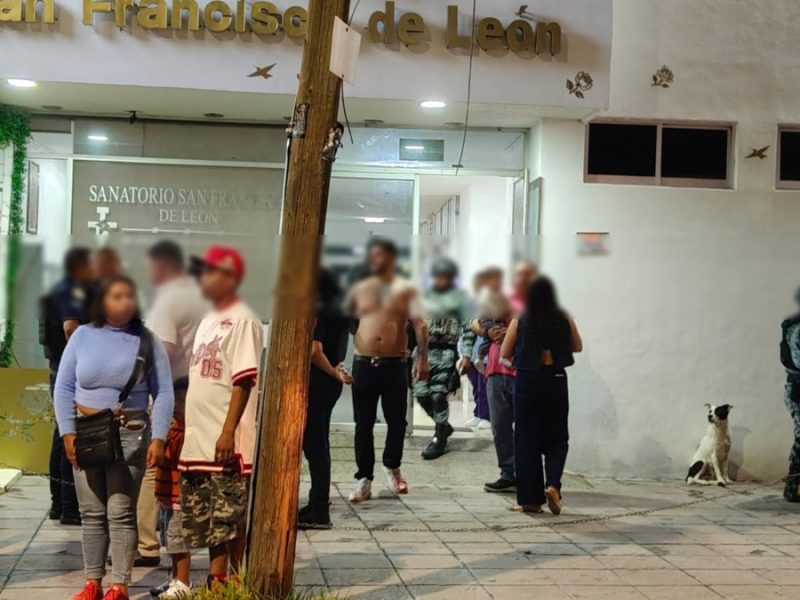 ¿Bala perdida o directa? Le disparan a Juan al caminar con su familia en el Coecillo