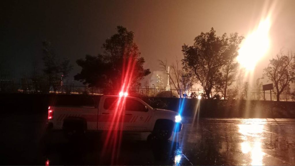 Reportan fuerte explosión e incendio en la refinería de Salamanca
