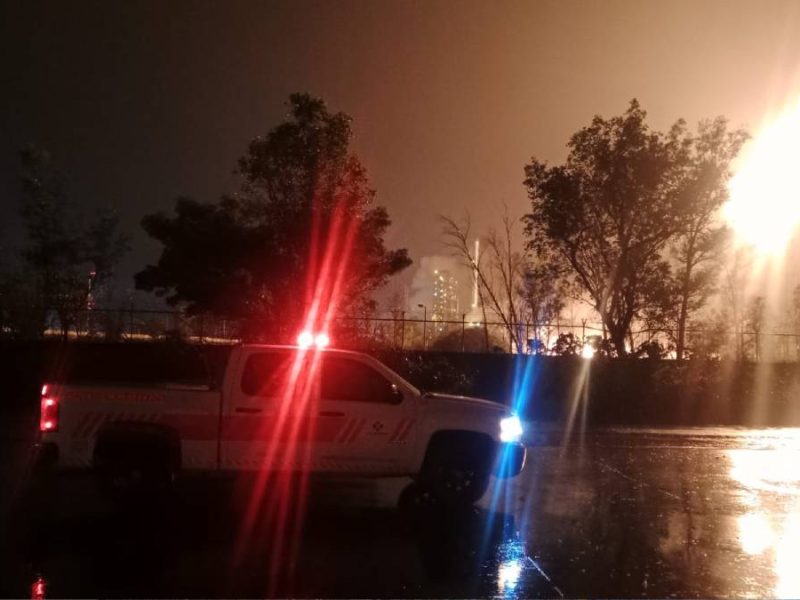 Reportan fuerte explosión e incendio en la refinería de Salamanca