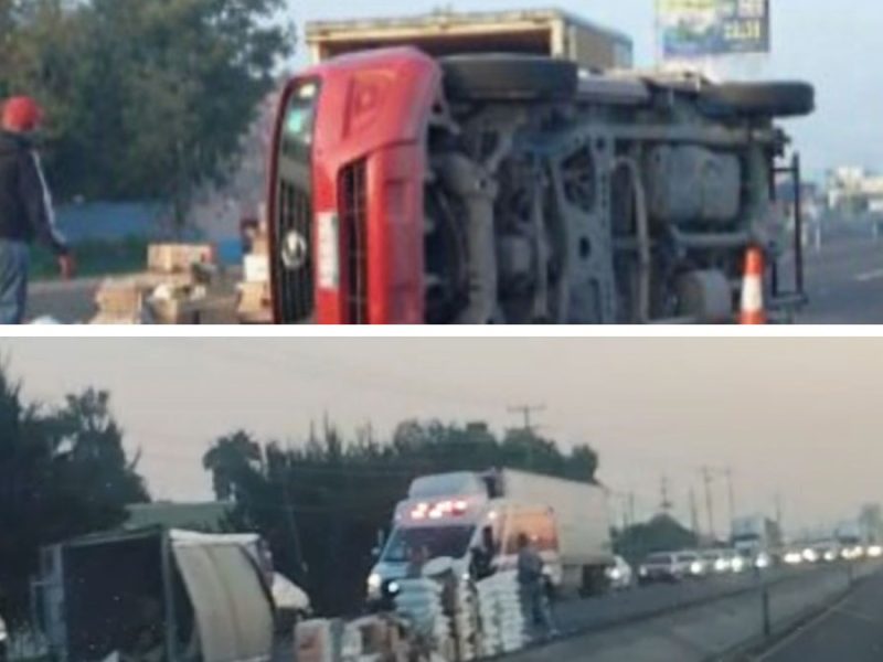 Volcadura en la carretera Irapuato-Abasolo genera tres horas de tráfico pesado