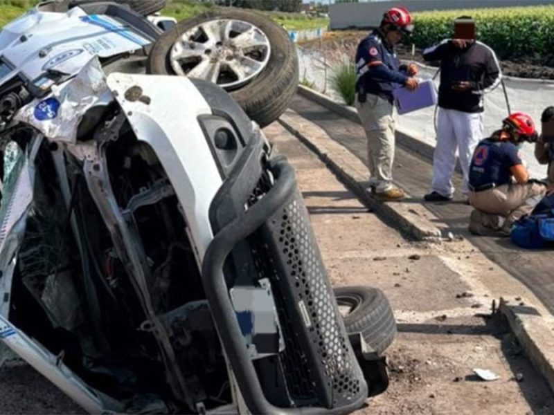 Irapuato: Conductor pierde el control de camioneta en curva y vuelca rumbo a la empresa Mr. Lucky