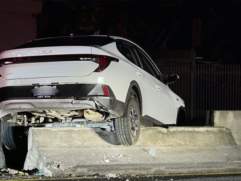 Aparatoso accidente: Kia se trepa al muro de contención en la carretera León-Silao