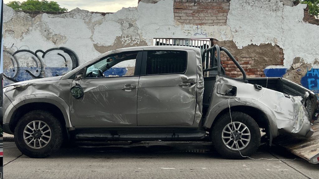 Fuerte accidente en León: Chocan y vuelcan frente a La Martinica; hay dos lesionados