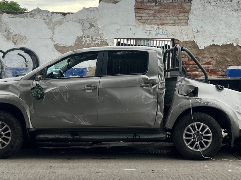Fuerte accidente en León: Chocan y vuelcan frente a La Martinica; hay dos lesionados