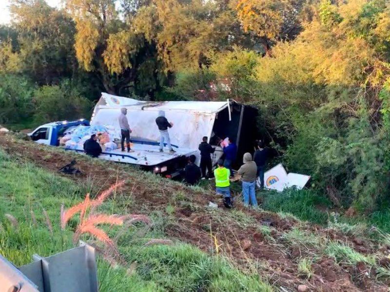 Camión de carga viaja a exceso de velocidad y vuelca en el Eje Metropolitano de León