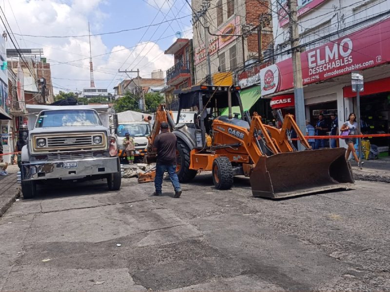 Tubería obsoleta provoca socavón en Centro de León; prevén reparar hoy mismo