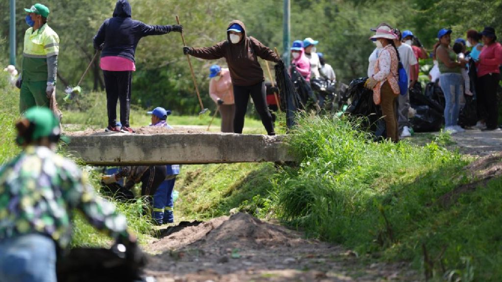 Vecinos de León se unen para limpiar el arroyo Marisanto; piden no tirar más basura