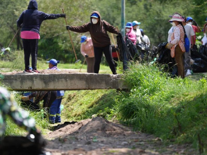 Vecinos de León se unen para limpiar el arroyo Marisanto; piden no tirar más basura