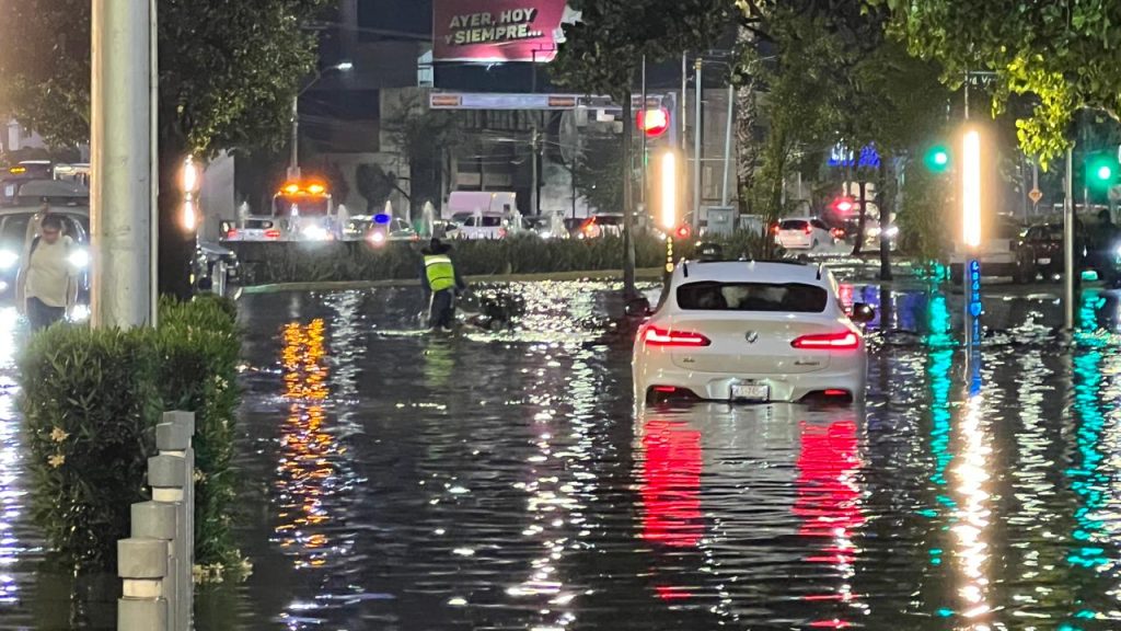 Lluvia en León inunda ocho bulevares y deja decenas de autos varados