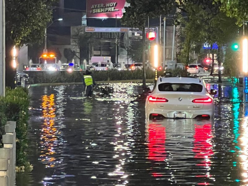 Lluvia en León inunda ocho bulevares y deja decenas de autos varados