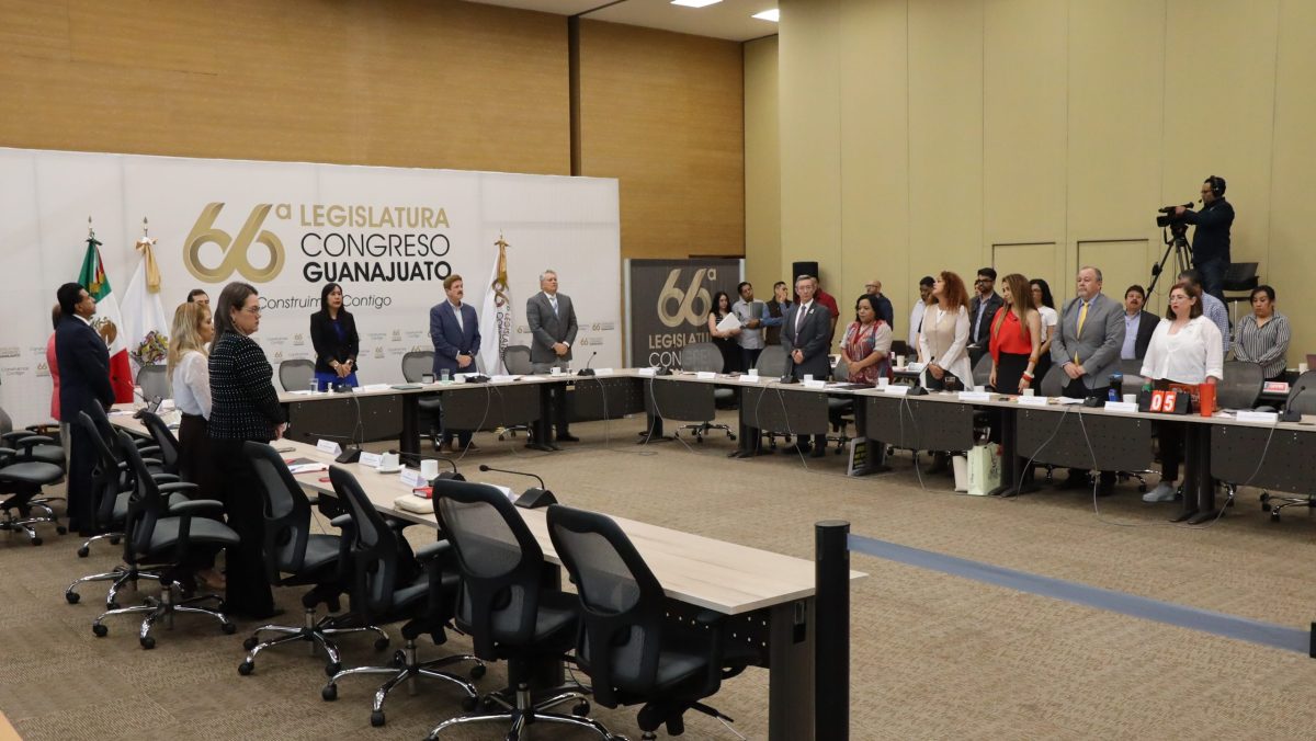 Rinden minuto de silencio en Congreso de Guanajuato por migrante asesinado en custodia de ICE.
