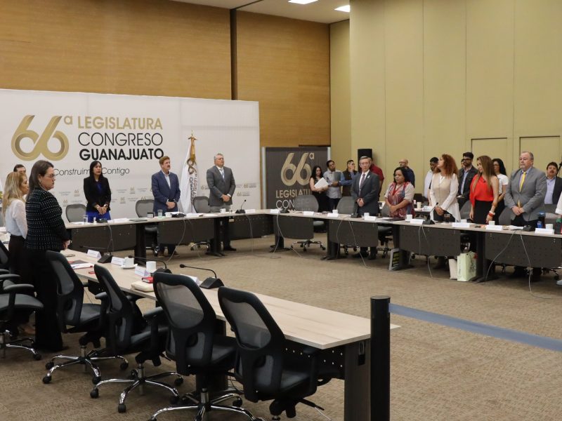 Rinden minuto de silencio en Congreso de Guanajuato por migrante asesinado en custodia de ICE.