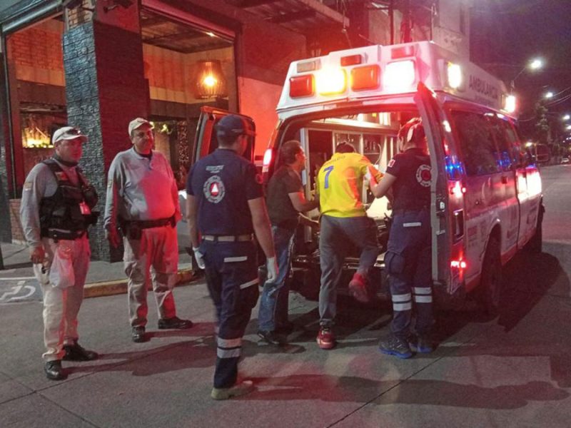 Fuerte choque en Moroleón: Auto se sube a la banqueta tras estrellarse contra moto