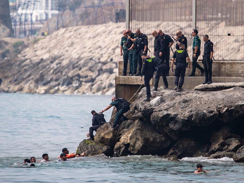 Caos en España: Miles de migrantes entran por la fuerza a Ceuta y colapsan la frontera