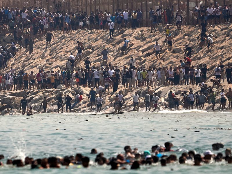 Caos en España: Miles de migrantes entran por la fuerza a Ceuta y colapsan la frontera