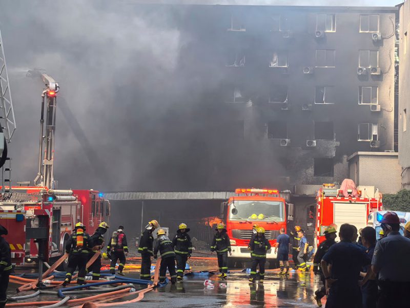 Feroz incendio en una fábrica de calzado deja 28 muertos en la capital del zapato en China