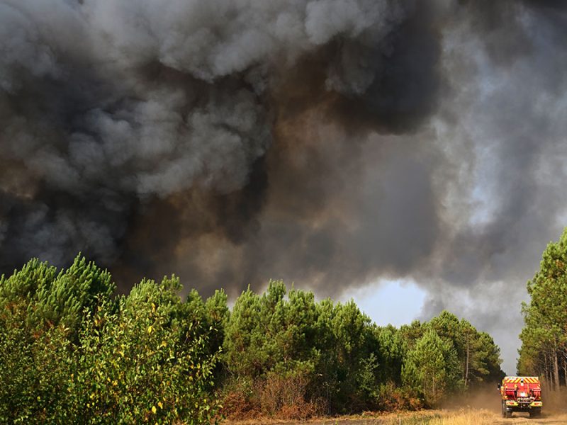 Francia supera fase crítica: 84 mil personas vuelven a casa tras megaincendio