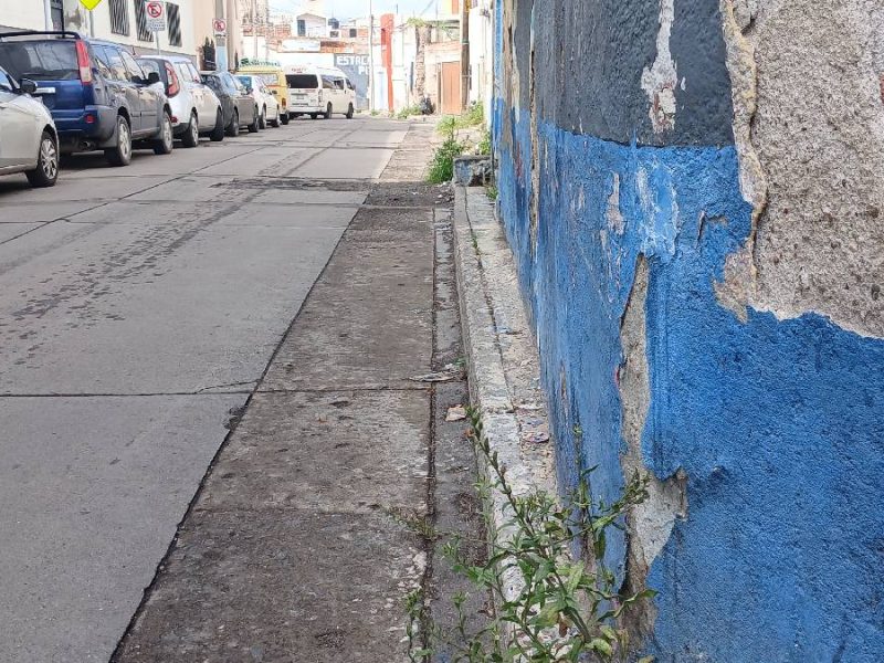 Guanajuato olvida a peatones: Urge priorizarlos entre banquetas estrechas e inseguras