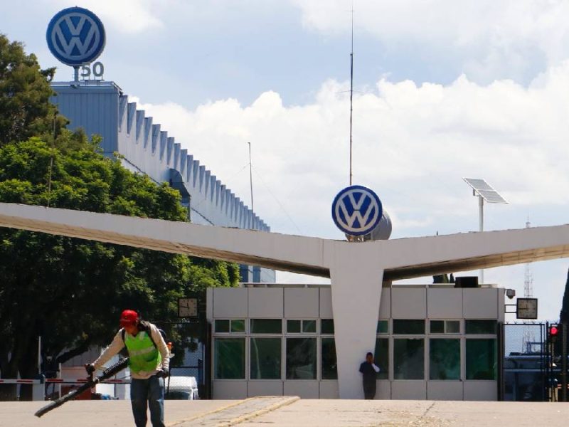 Volkswagen planea despedir a 100 mil empleados y cerrar cuatro fábricas por crisis