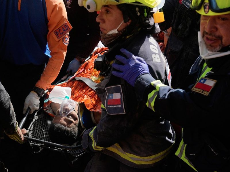 Rescatan con vida a un guardia luego de ocho días bajo el concreto tras sismos