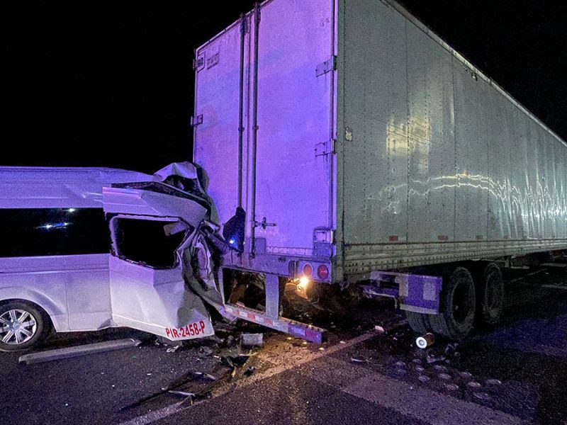 Tráiler le cierra el paso a van y la destruye en Salamanca; salvan vivo a conductor