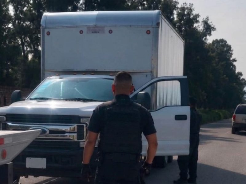 Graban robo a mano armada de camioneta en Salvatierra; lo localizan vacío y dañado