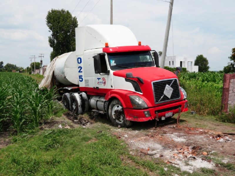 Aseguran tráiler con huachicol que se atascó dentro de una granja