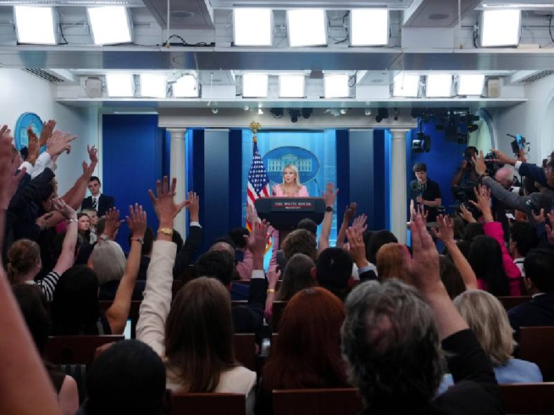 Indigna medida de Trump: Recorta drásticamente visas para periodistas extranjeros en EU