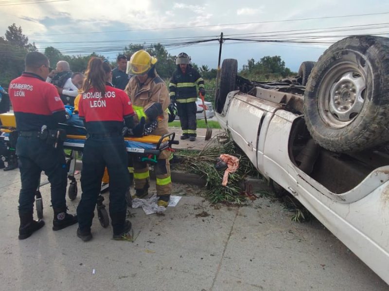 Volcadura en Las Joyas deja grave a conductor