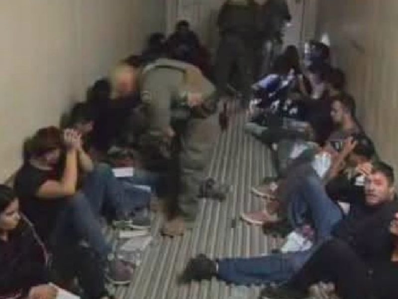 Hallan a 20 migrantes en un tráiler en Texas