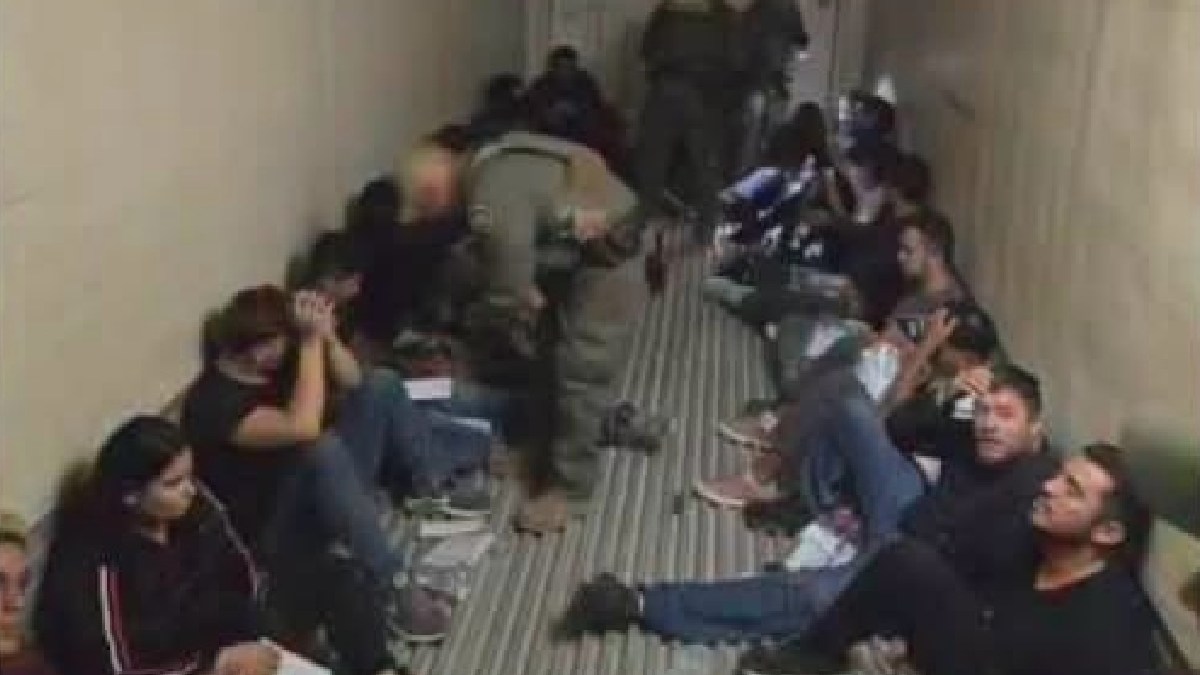 20 migrantes en tráiler