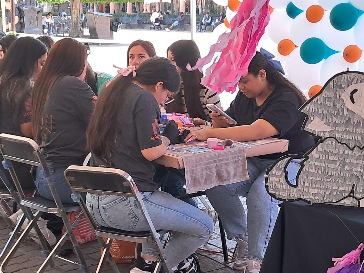 Llevan jóvenes del programa Lobo IMJU barbería y uñas gratis a la Presidencia