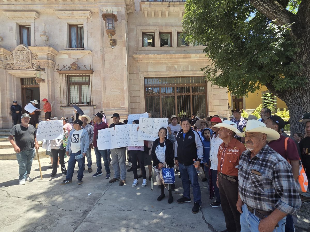 Protestan ejidatarios de San Juan de Otates en Palacio de Gobierno y denuncian fraude