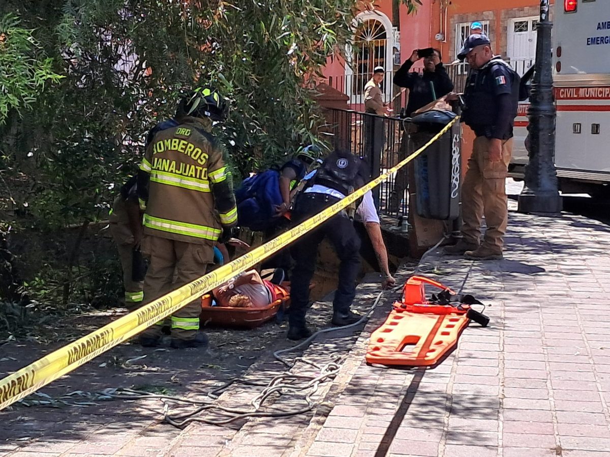 Rescatan a trabajadora de limpia tras sufrir caída de 7 metros en Guanajuato